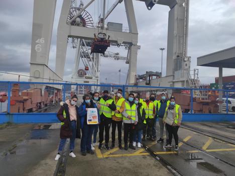 Las personas participantes del programa Aprender  Trabajando de FSG Vigo realizan una visita al Puerto de Vigo