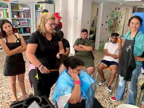 Comienza el taller prelaboral de la FSG de peluquera y barbera en el Barrio del Cementerio de Alicante