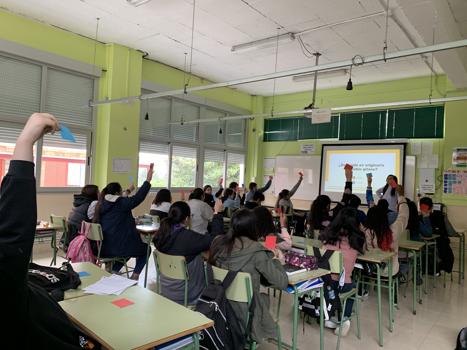 Charla y mesa redonda sobre la mujer gitana en el IES Ricardo Mella a cargo de FSG Vigo