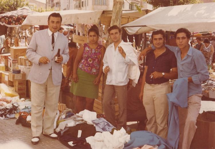 Familia de Rafael Saavedra en el mercadillo