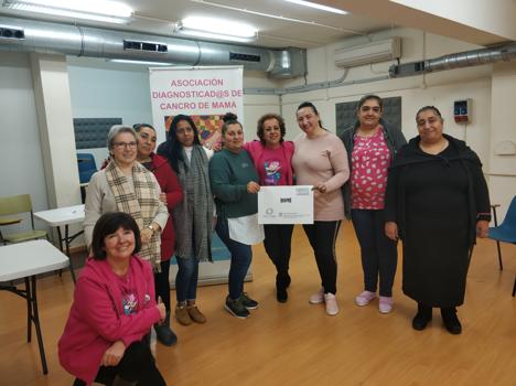 La Fundacin Secretariado Gitano en Pontevedra organiza una charla de prevencin del cncer de mama con Adicam en el taller Rom