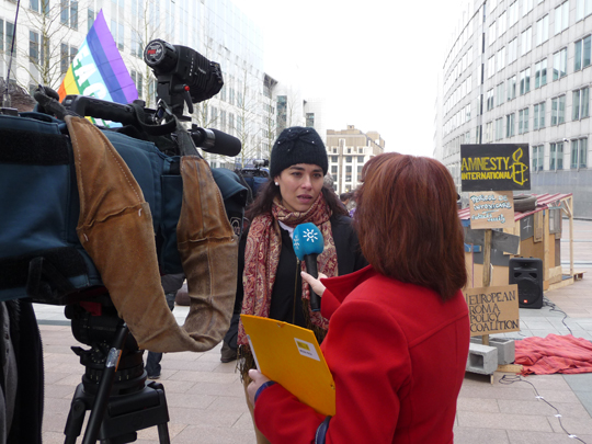 Mayte Surez, directora de la FSG en Extremadura, tras la flashmob hablando con los medios.