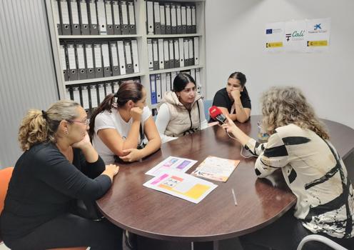 Mujeres gitanas del programa Calí de FSG Sevilla participan en tertulia radiofónica de RNE 