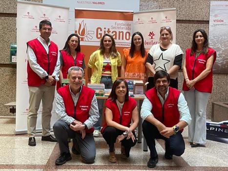 Voluntarios de Mapfre donan material escolar a FSG Badajoz