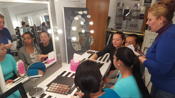 Las mujeres del programa Calí de Málaga realizan el taller de imagen personal y automaquillaje en la Escuela de Maquillaje y Caracterización Arteness
