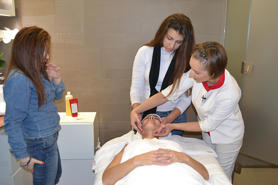 En el Skin Spa Clarins del Corte Inglés de Castellana, aprendiendo los secretos de un tratamiento facial