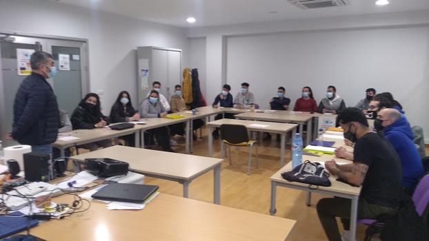 Visita al curso de almacén y logística del programa Aprender Trabajando de FSG Vigo en O Porriño