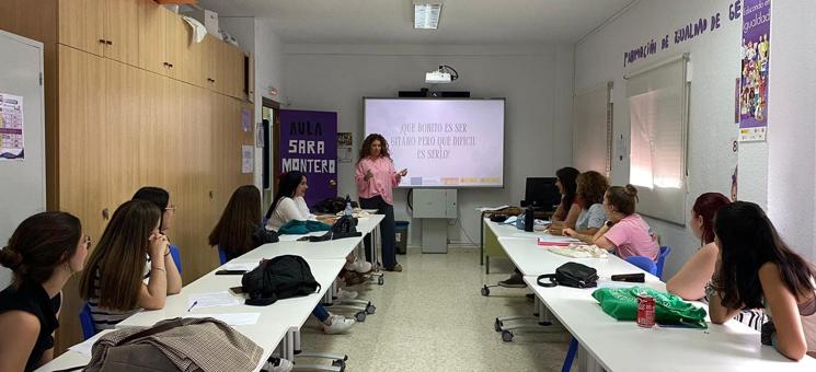 La técnica de igualdad del programa Cali Badajoz imparte una sesión de sensibilización en el IES Bárbara de Braganza