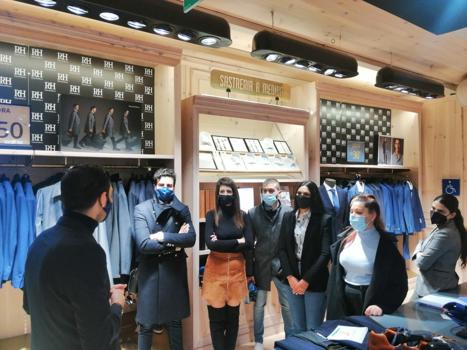 Los alumnos del programa Formatéate con Garantía de Madrid visitan la tienda de Cortefiel de la calle Goya