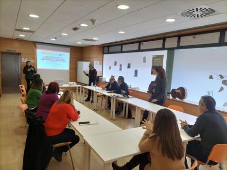 La Fundación Secretariado Gitano en Granada recibe la visita de representantes políticos para conocer el impacto del Proyecto Piloto de Itinerarios de Inclusión asociados al IMV
