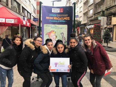 Las mujeres del Programa Calí de la Fundación Secretariado Gitano en Vigo visitan la exposición contra los micromachismos