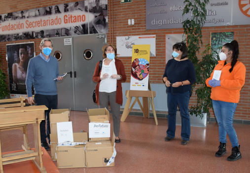 La Fundacin Secretariado Gitano y ProFuturo reparten 300 tablets a estudiantes gitanos para facilitar la educacin desde casa 