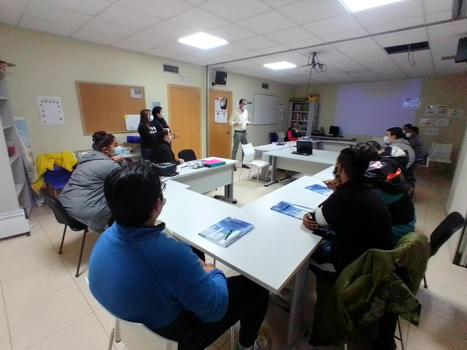 El alumnado del programa Formatéate con Garantía de FSG Vigo recibe la visita de la empresa DINAK