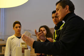 El arquitecto Emilio Tuñón en su estudio junto con los estudiantes gitanos